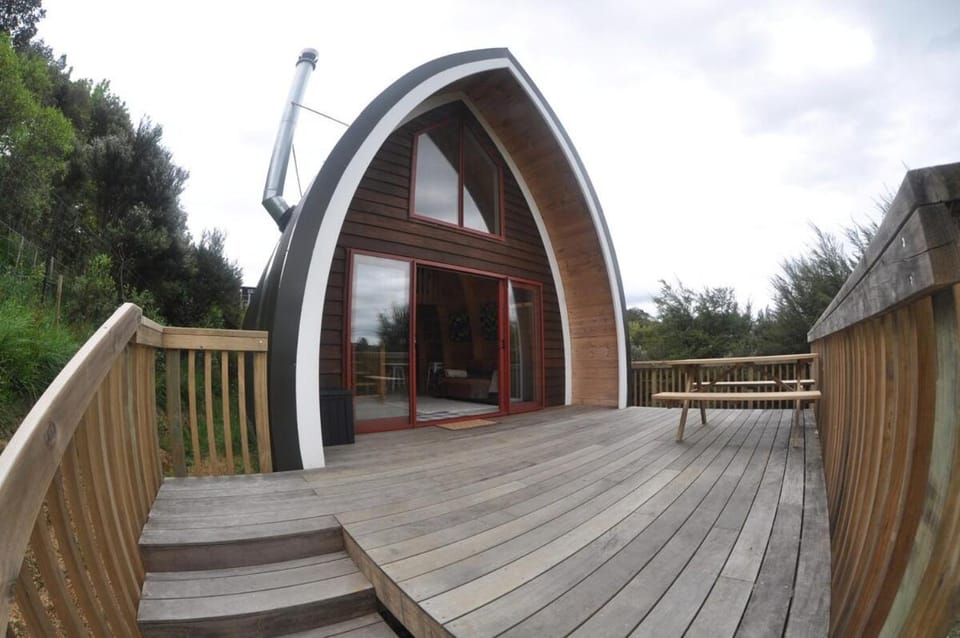Private cozy timber chalet with fireplace Chalet in Raglan