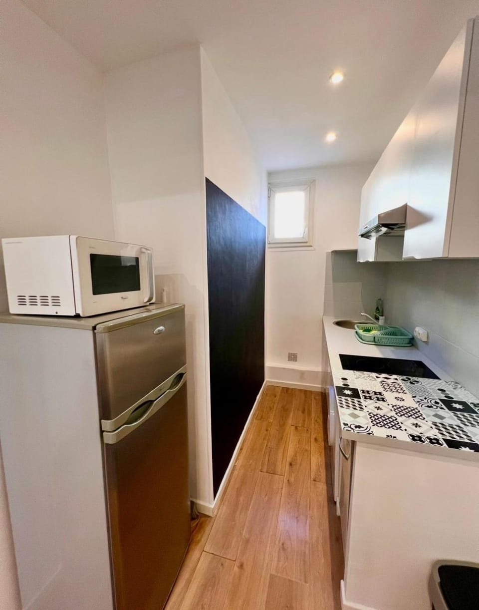 Kitchen or kitchenette, microwave, stove, kitchen