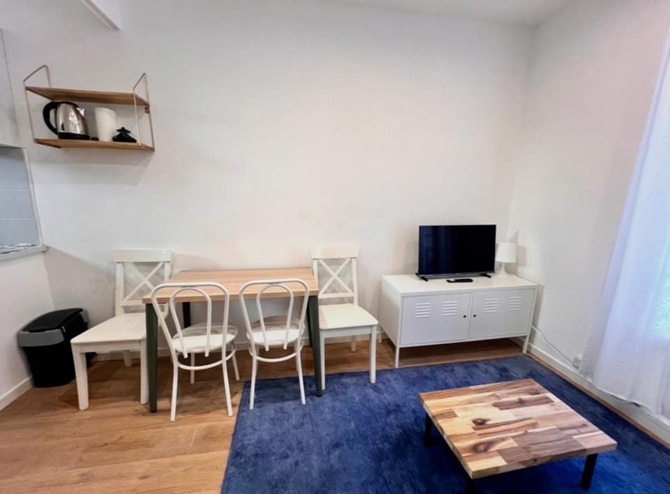 Coffee/tea facilities, Dining area, flat iron