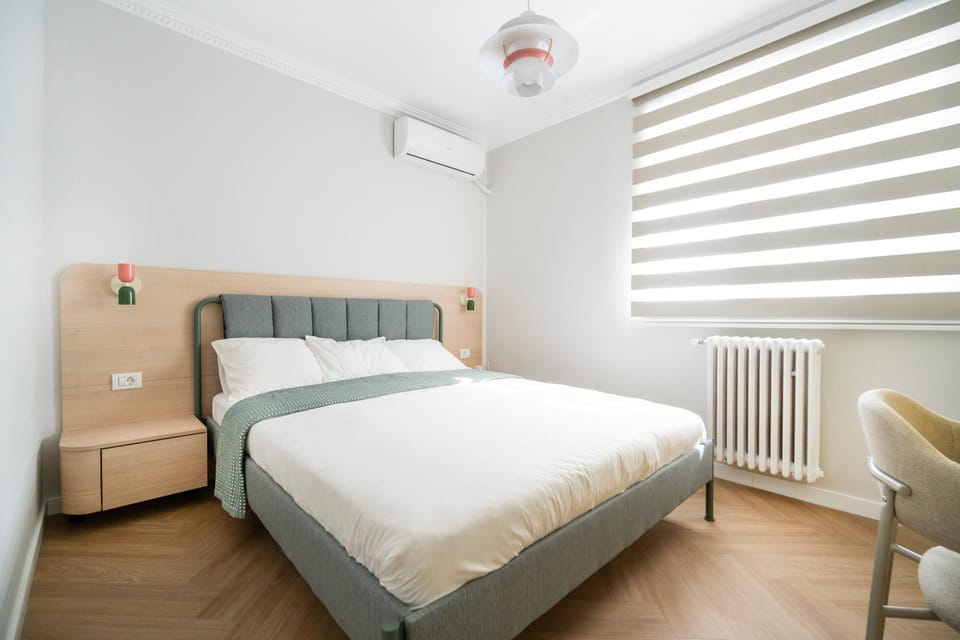 Photo of the whole room, Bedroom
