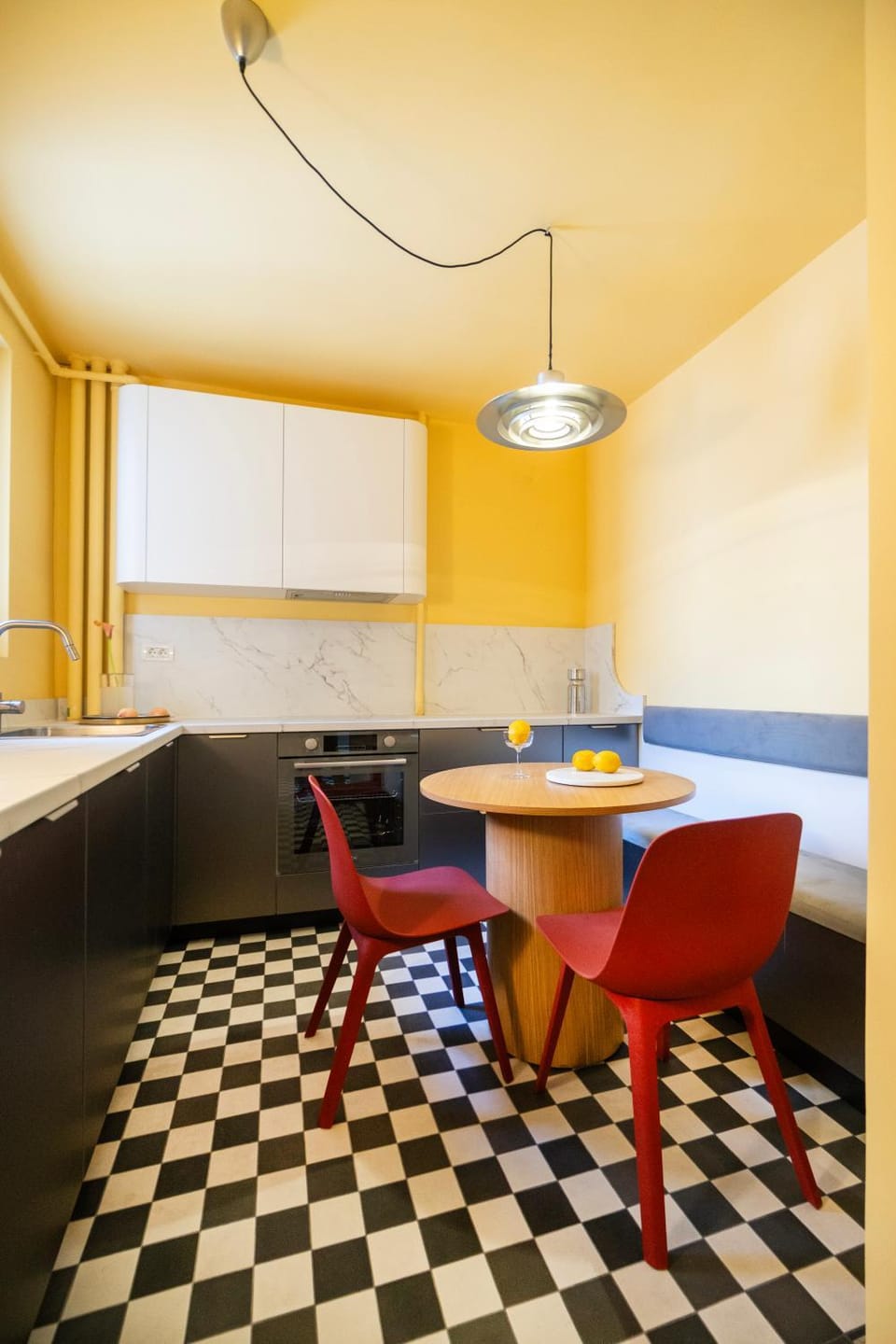 Kitchen or kitchenette, Dining area