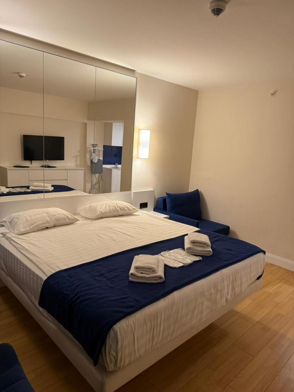 Bed, TV and multimedia, Photo of the whole room, Bedroom, towels