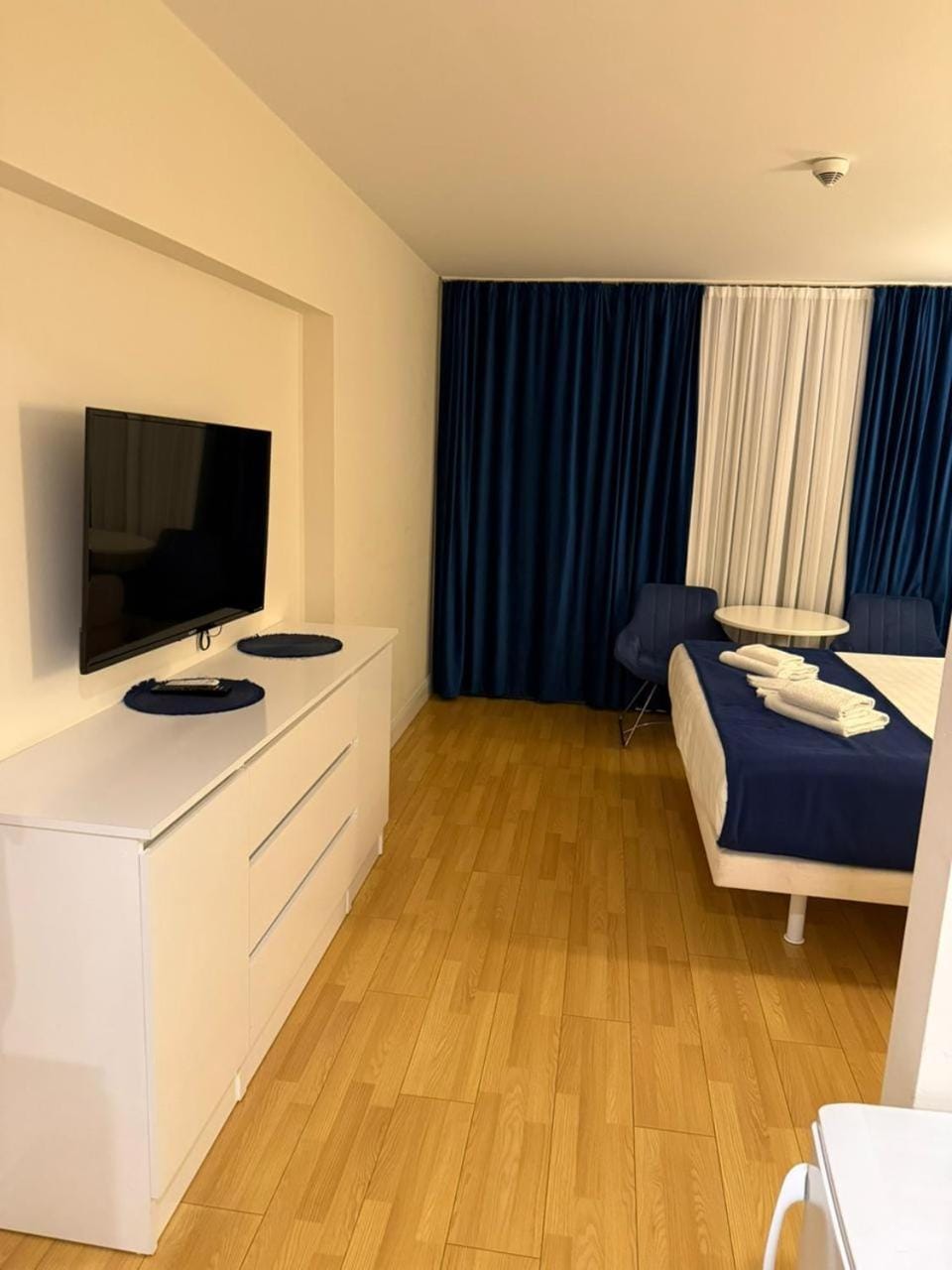 Communal lounge/ TV room, Bed, TV and multimedia, Photo of the whole room, Evening entertainment, Bedroom, hair dresser