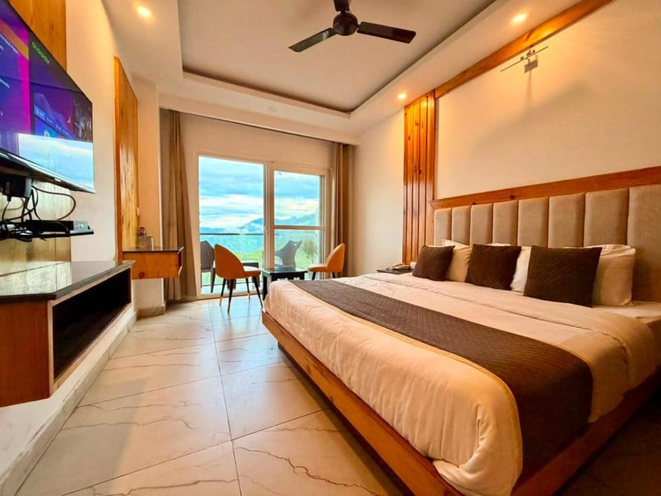 Bed, Natural landscape, TV and multimedia, Photo of the whole room, Bedroom, fireplace