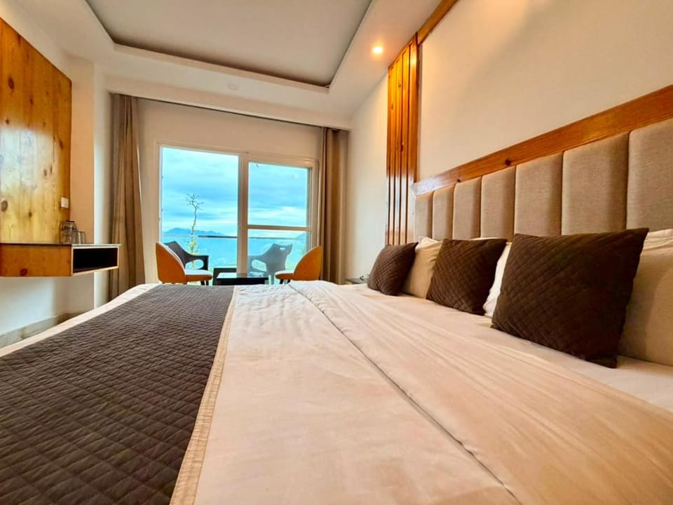 Bed, Natural landscape, TV and multimedia, Living room, Photo of the whole room, Seating area, Bedroom, hair dresser