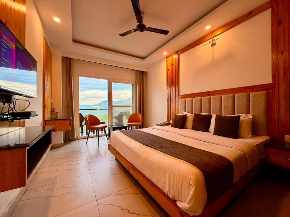 Bed, Natural landscape, TV and multimedia, Kitchen or kitchenette, Living room, Photo of the whole room, Seating area, Dining area, Bedroom, Mountain view, fireplace, minibar
