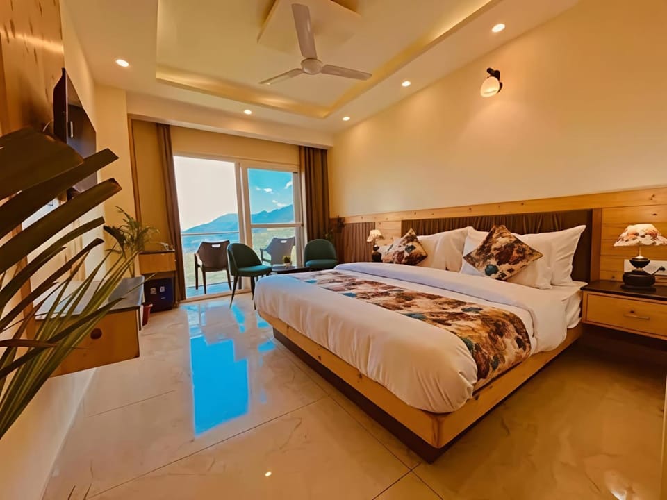 Bed, TV and multimedia, Living room, Photo of the whole room, Seating area, Bedroom, fireplace