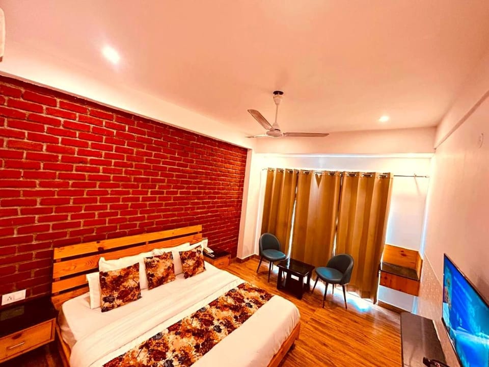 Communal lounge/ TV room, Bed, TV and multimedia, Living room, Photo of the whole room, Seating area, Evening entertainment, Bedroom