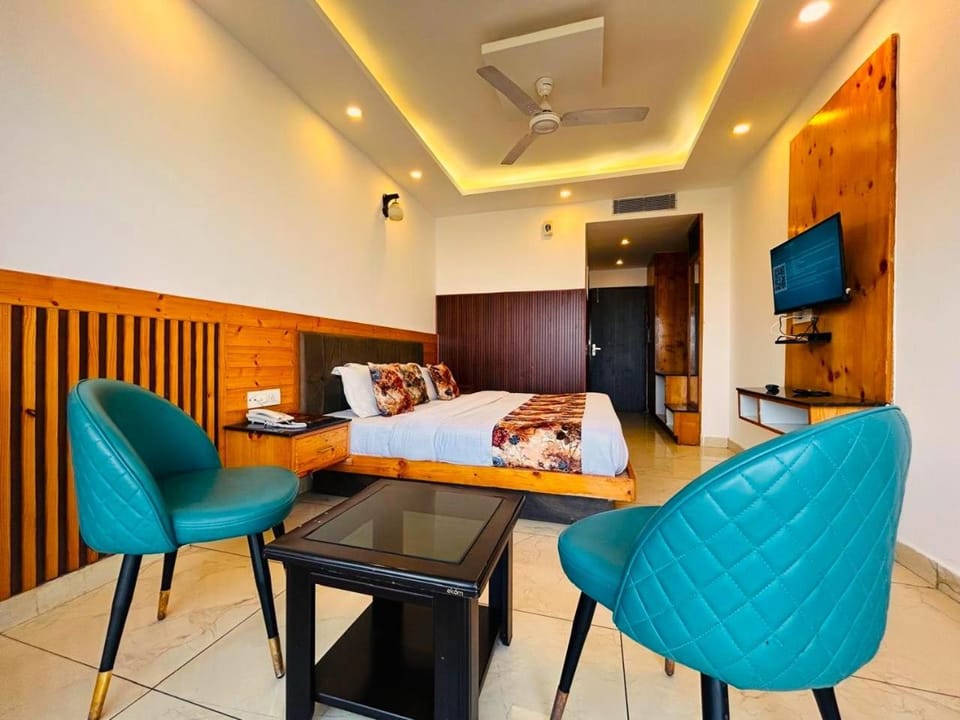 Communal lounge/ TV room, Bed, TV and multimedia, Living room, Photo of the whole room, Seating area, Evening entertainment, Bedroom, fireplace, hair dresser