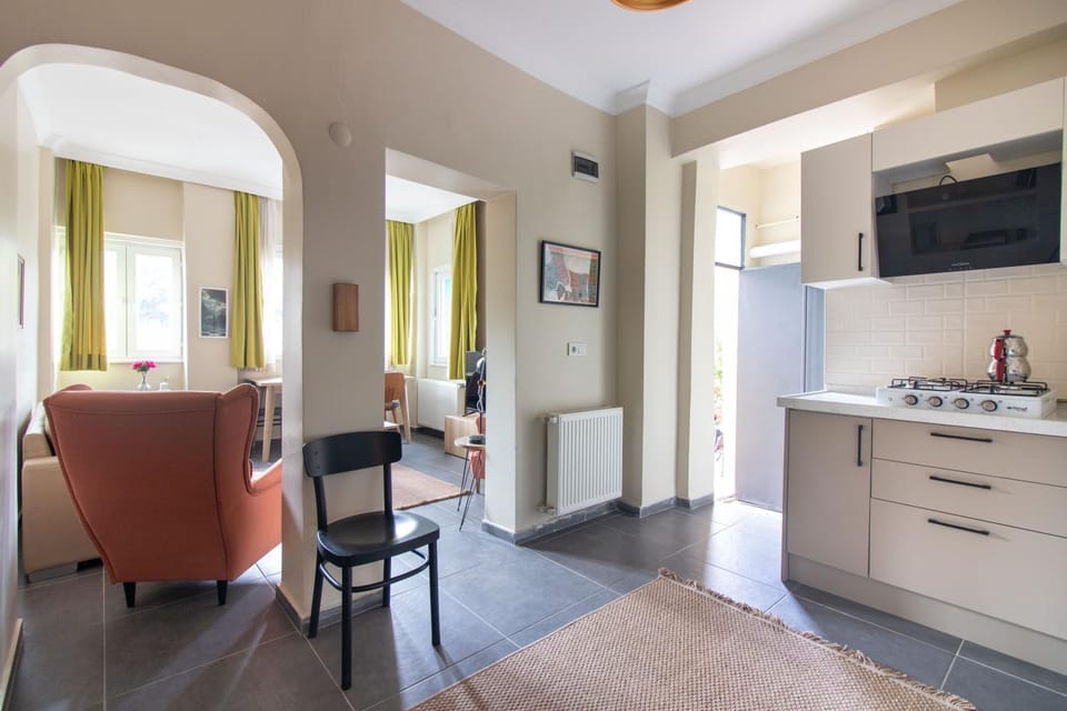 Calm & Charming 1BR with Shared Lush Garden Access Apartment in Istanbul