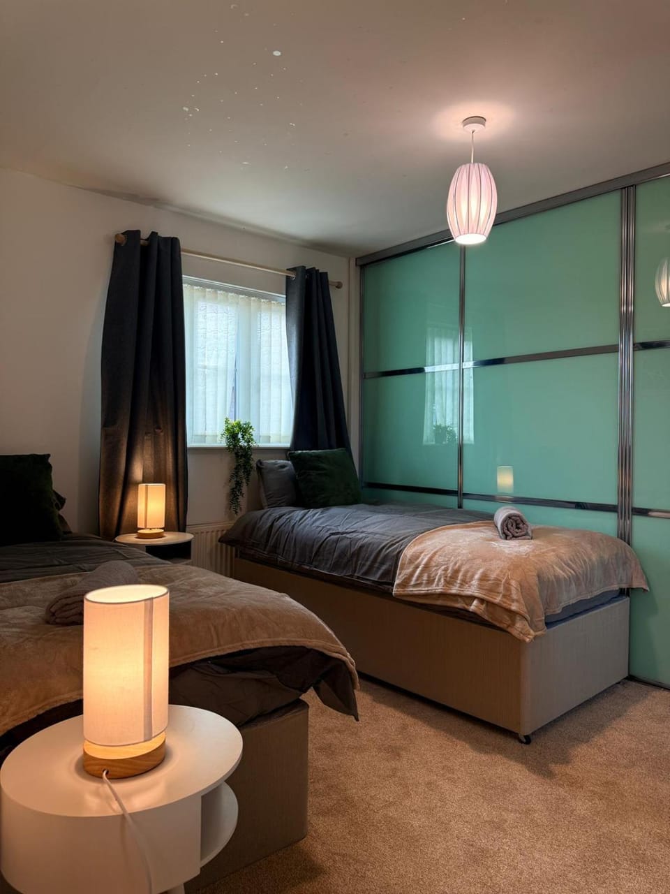 Bed, Bedroom, towels