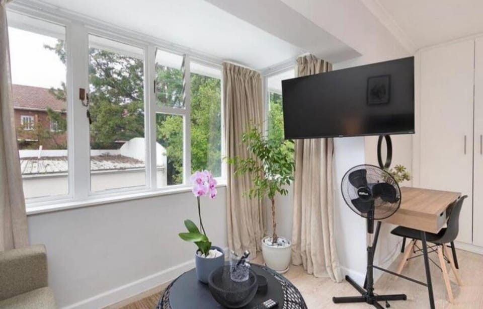 TV and multimedia, Living room, Seating area, Evening entertainment