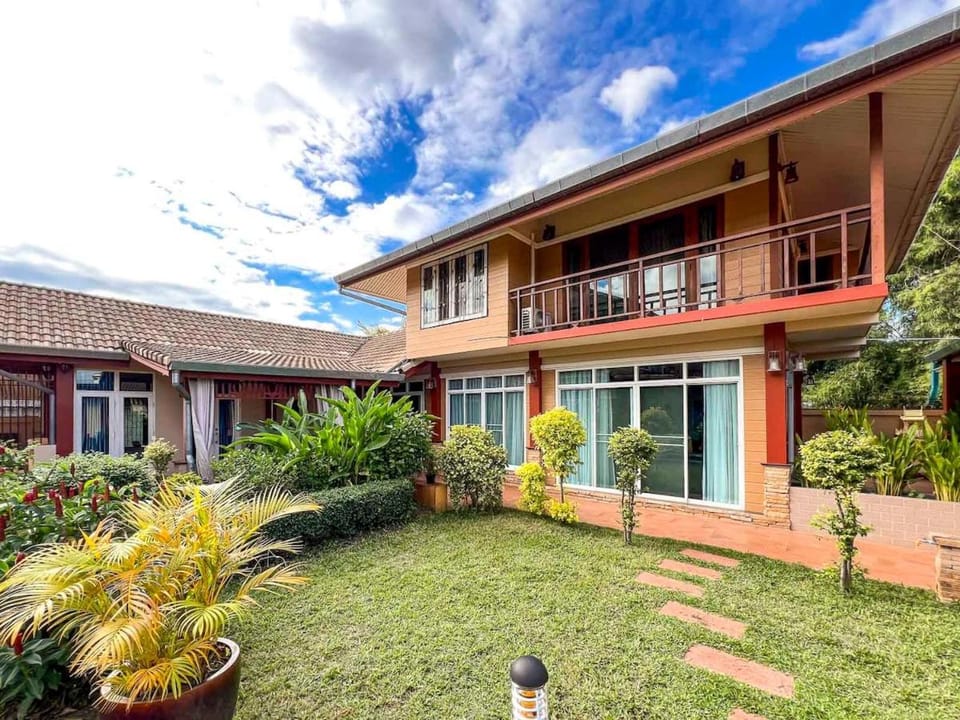 10 Bedrooms Quiet Oasis Pool Villa near City Villa in Chiang Mai