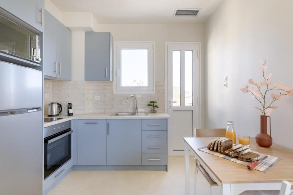Kitchen or kitchenette, Dining area, oven, stove