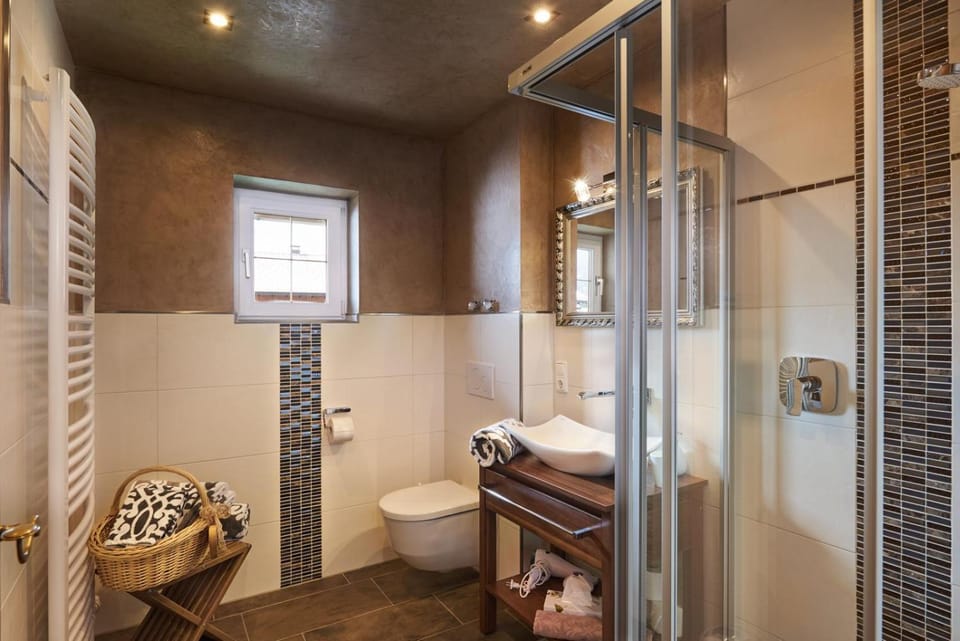 Shower, Toilet, Bathroom, towels