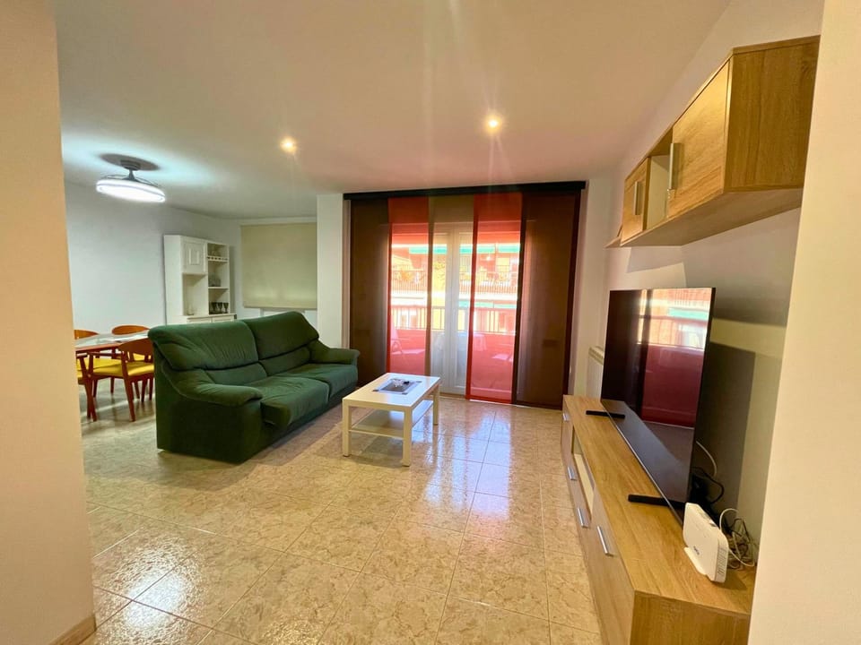 TV and multimedia, Kitchen or kitchenette, Living room, Seating area, Dining area