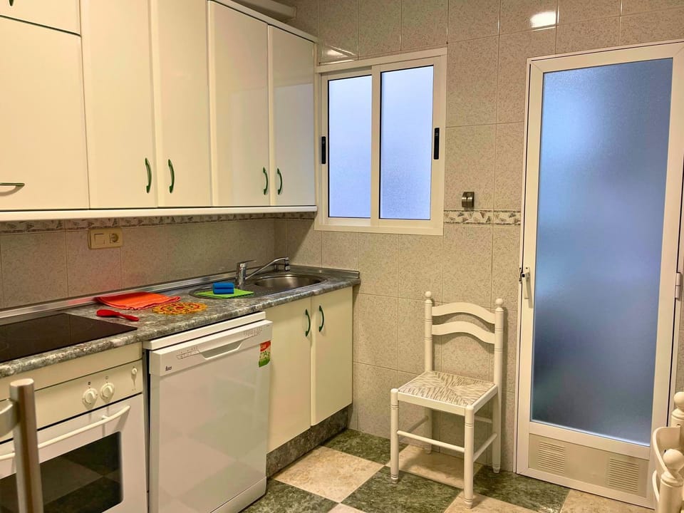 Kitchen or kitchenette, dishwasher, minibar, oven, stove