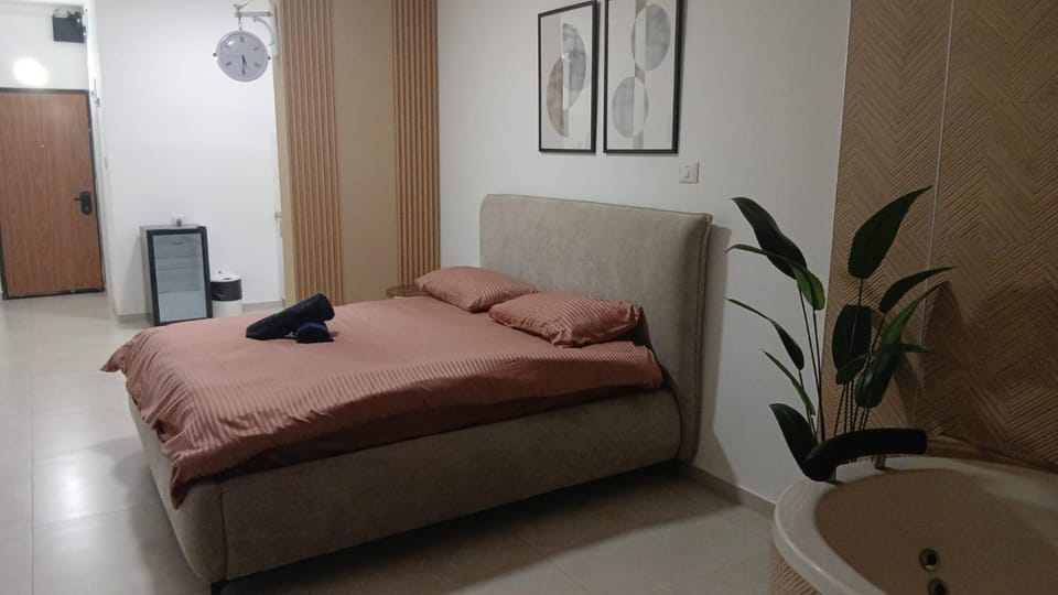 Bed, towels