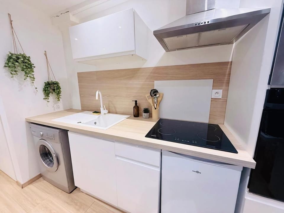 Kitchen or kitchenette, oven, stove