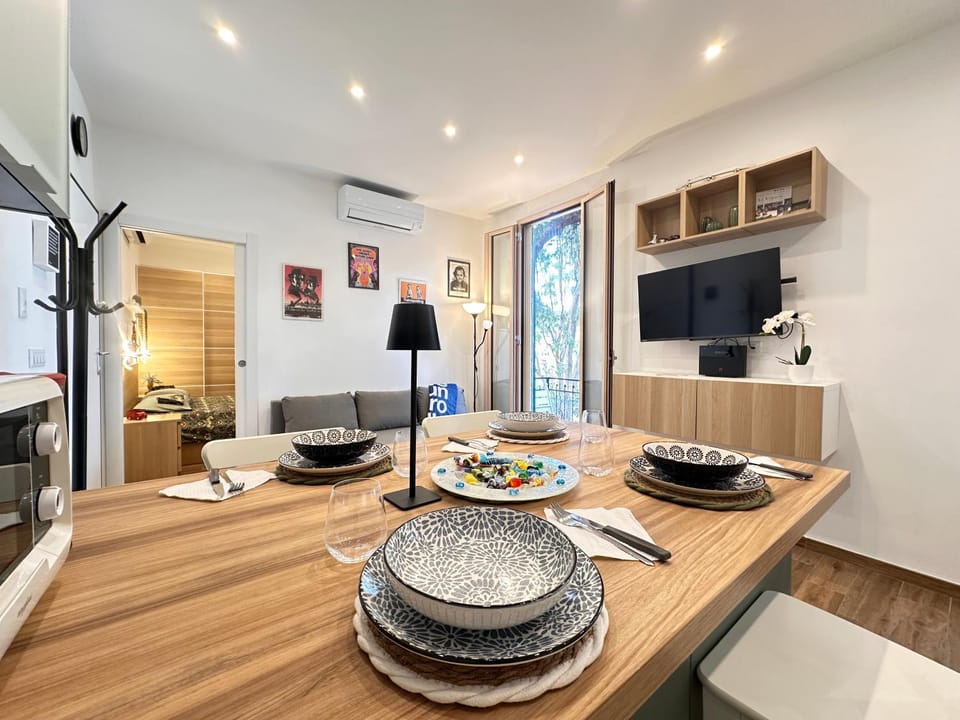 TV and multimedia, Kitchen or kitchenette, Living room, Seating area, Dining area, air conditioner