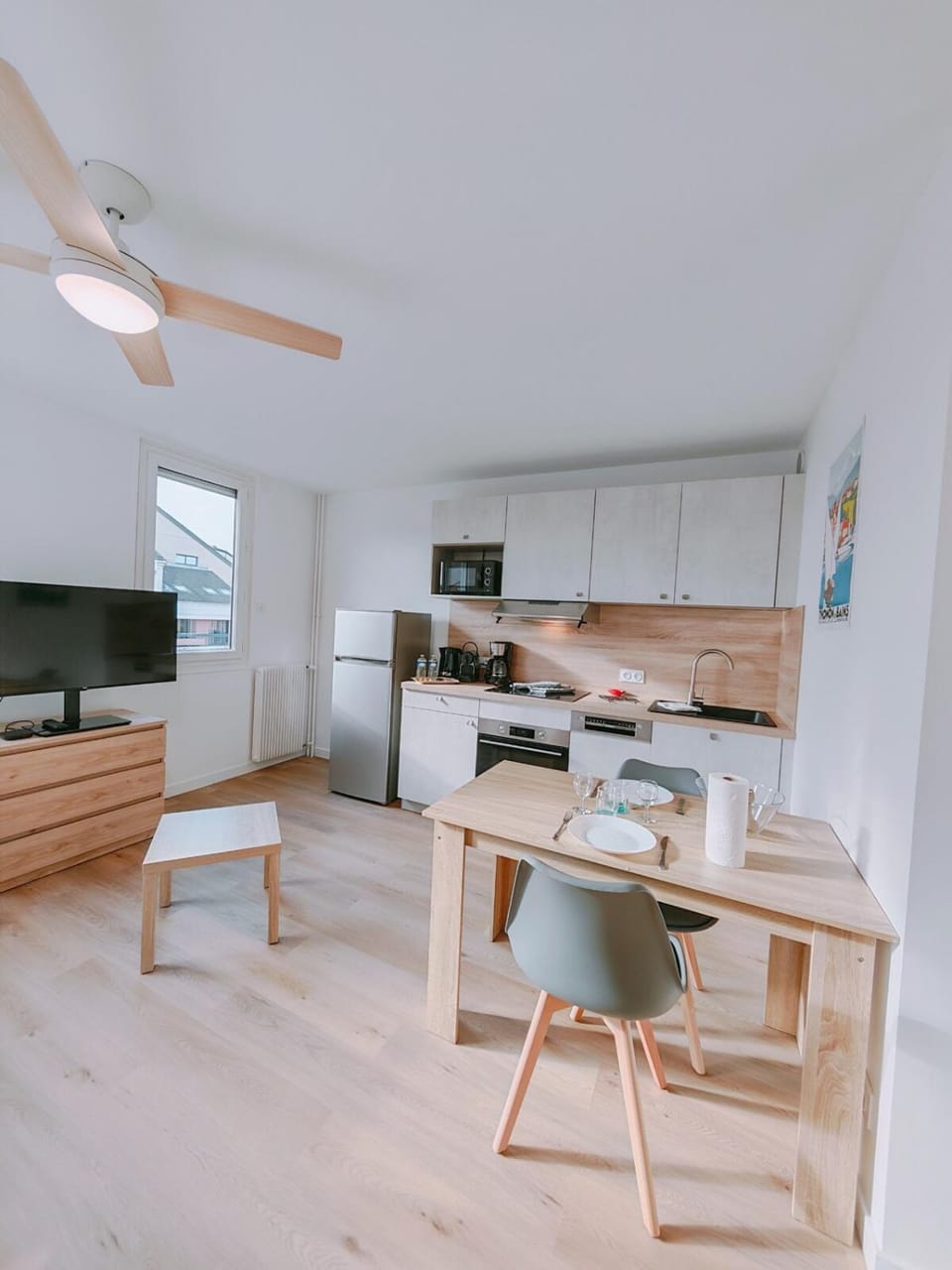 Kitchen or kitchenette, Dining area