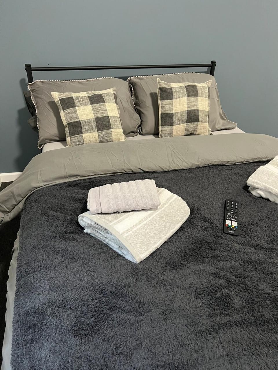 Bed, Bedroom, towels