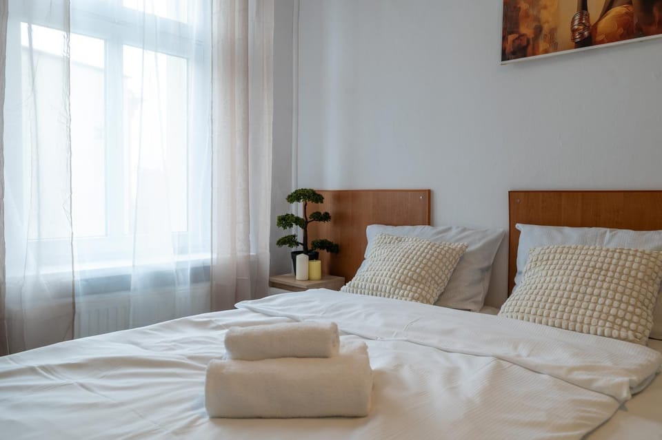 Bed, Photo of the whole room, Bedroom, towels