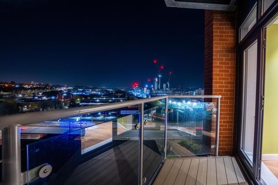 2BR City Centre Flat, Balcony And Views - Sleeps 8 Apartment in Leeds