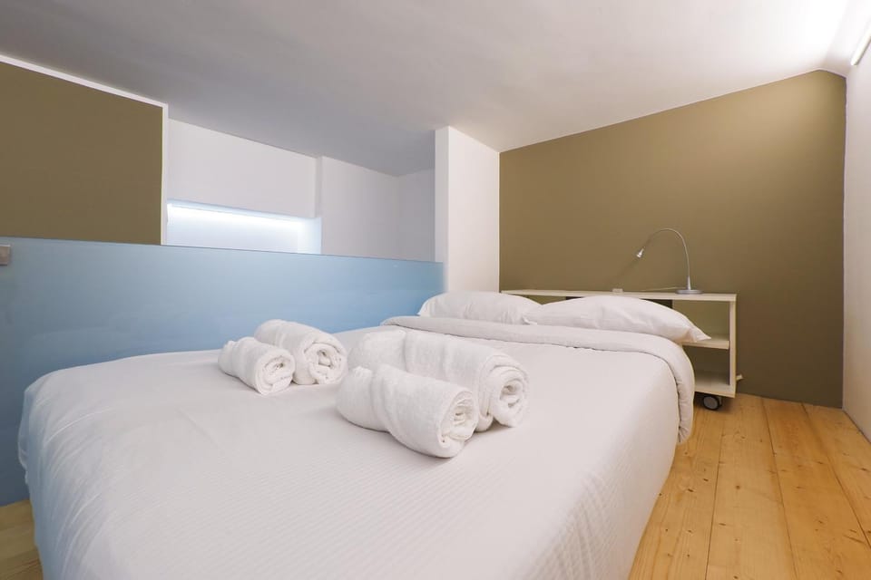Bed, Bedroom, towels