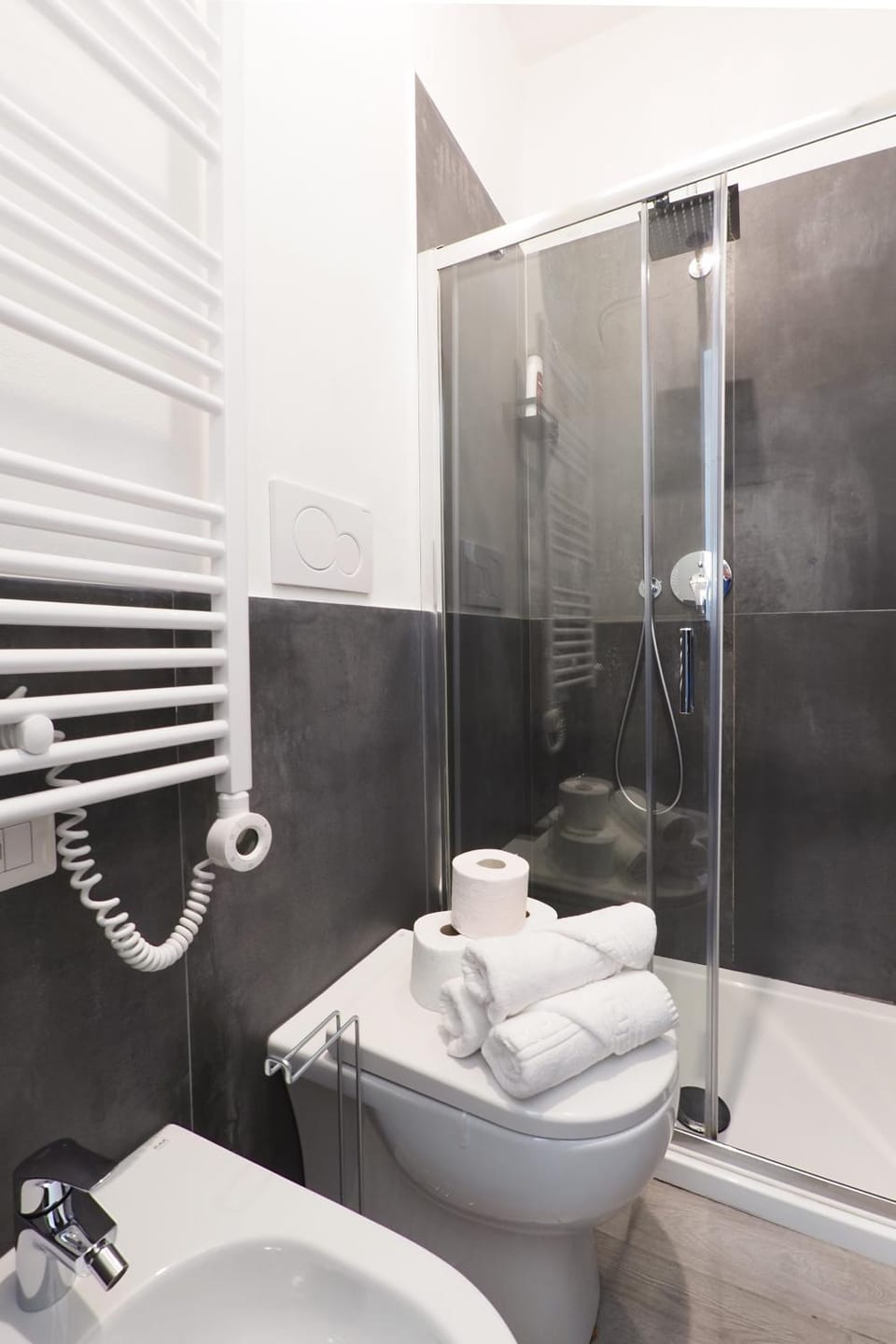 Shower, Toilet, Bathroom, towels