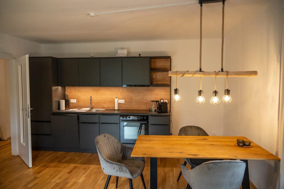 Kitchen or kitchenette, Dining area, minibar, stove