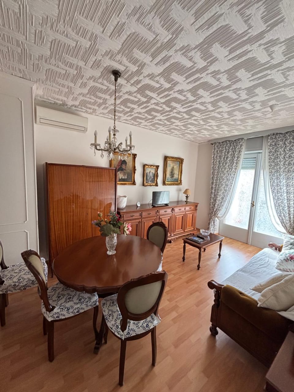 Living room, Photo of the whole room, Seating area, Dining area