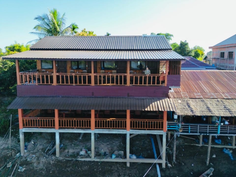 DONDET Suns down 1 Guesthouses riversides view Bed and Breakfast in Laos
