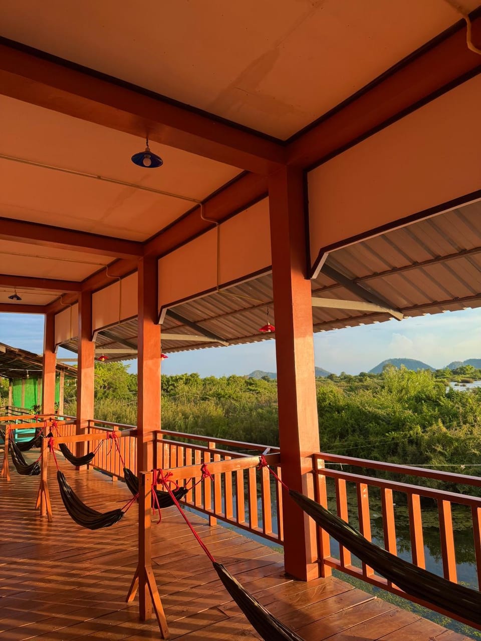 DONDET Suns down 1 Guesthouses riversides view Bed and Breakfast in Laos