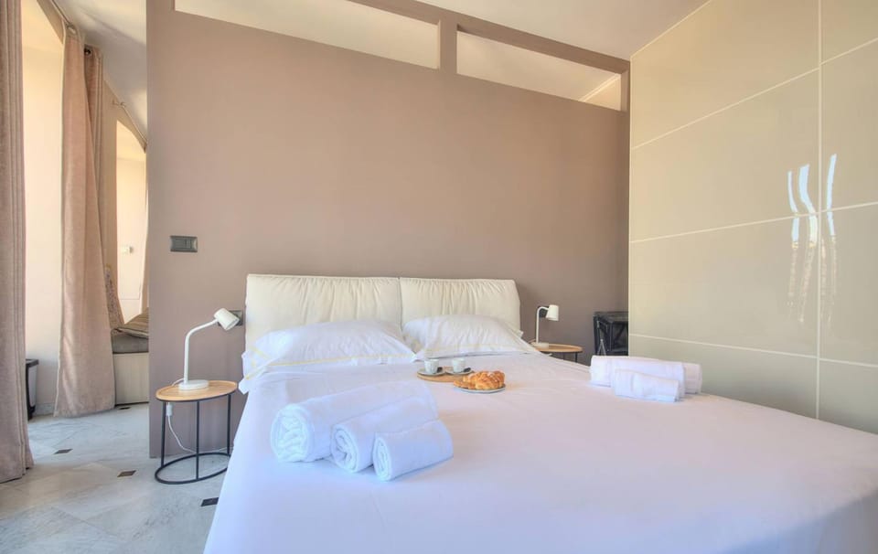 Bed, Bedroom, towels