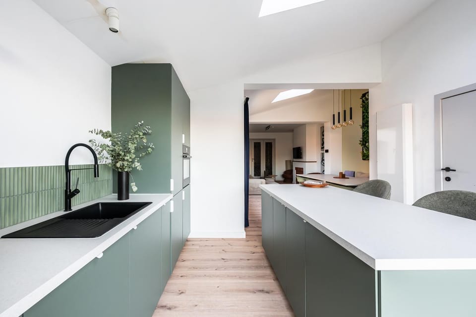 Kitchen or kitchenette, dishwasher, stove