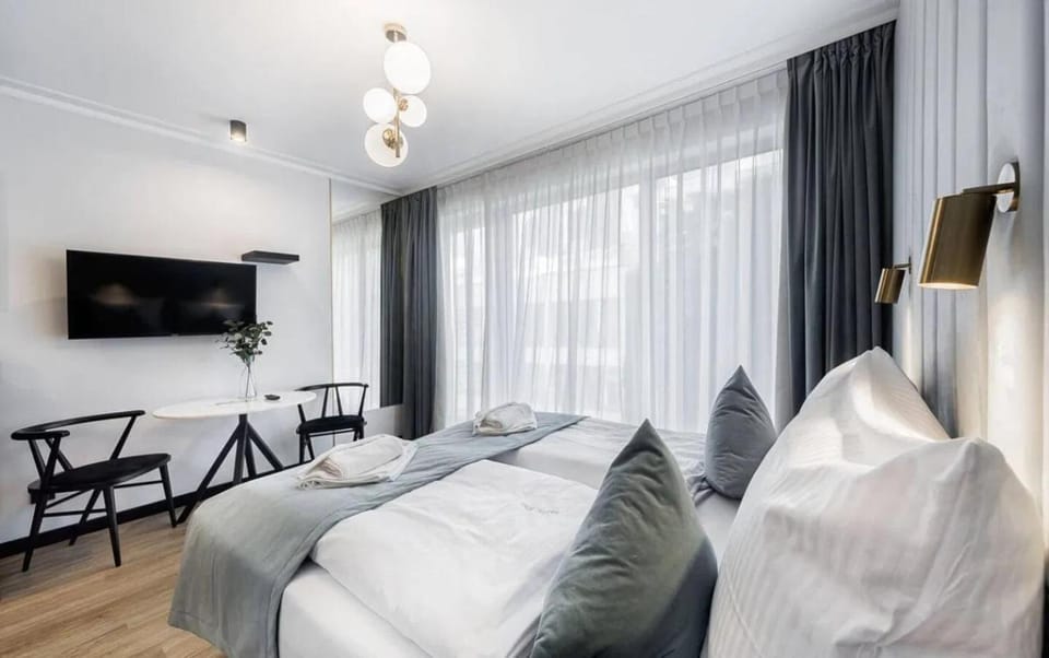 Communal lounge/ TV room, Bed, TV and multimedia, Living room, Photo of the whole room, Seating area, Evening entertainment, Bedroom