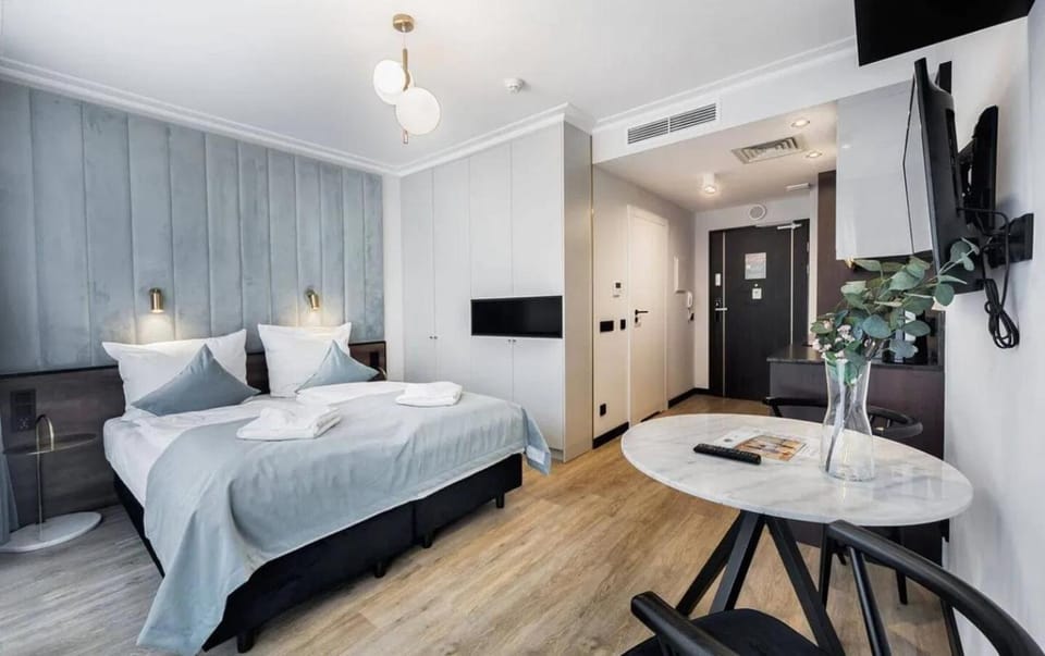 Communal lounge/ TV room, Bed, TV and multimedia, Living room, Photo of the whole room, Seating area, Dining area, Evening entertainment, Bedroom