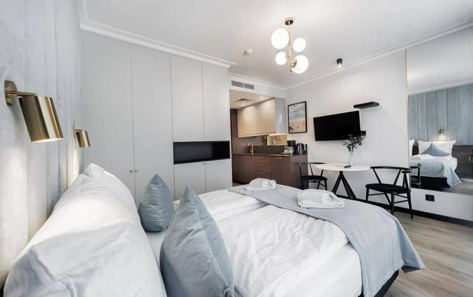 Communal lounge/ TV room, Bed, TV and multimedia, Kitchen or kitchenette, Living room, Photo of the whole room, Seating area, Evening entertainment, Bedroom, air conditioner