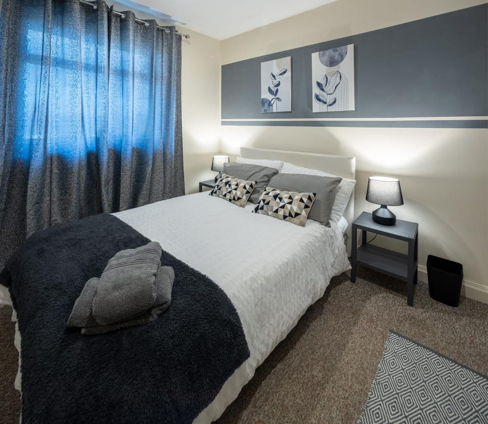 Large 5 Bedroom House in Cheltenham House in Cheltenham