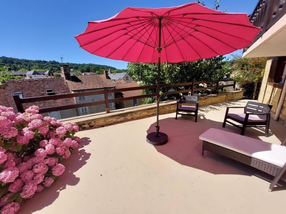 Property building, Patio, Balcony/Terrace, sunbed