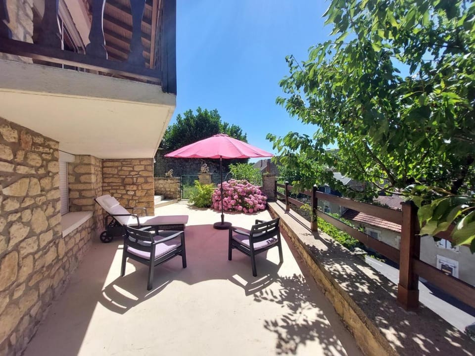 Property building, Patio, Balcony/Terrace, sunbed