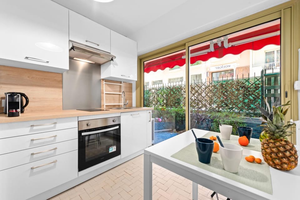 Coffee/tea facilities, Kitchen or kitchenette, Dining area, microwave, oven, stove