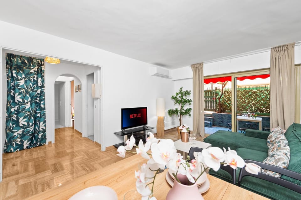 TV and multimedia, Living room, Dining area