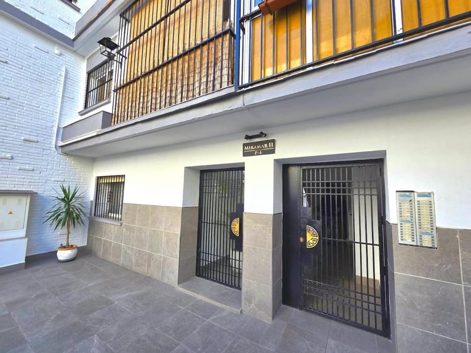 Modern Living Miramar II Elegant 3 Bedroom Stay in city center Walking distance to the trainstation and the beaches by NAMASTE ELITE Apartment in Torremolinos