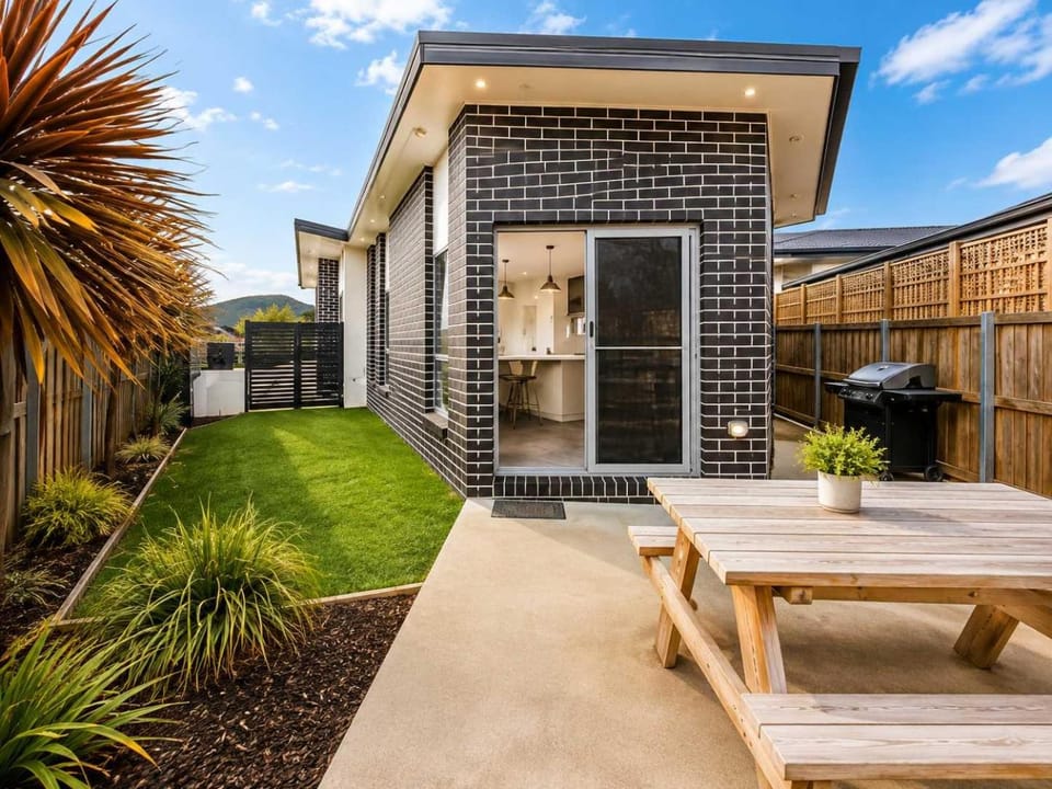 Modern Villa close to shops-10mins to City House in Bellerive
