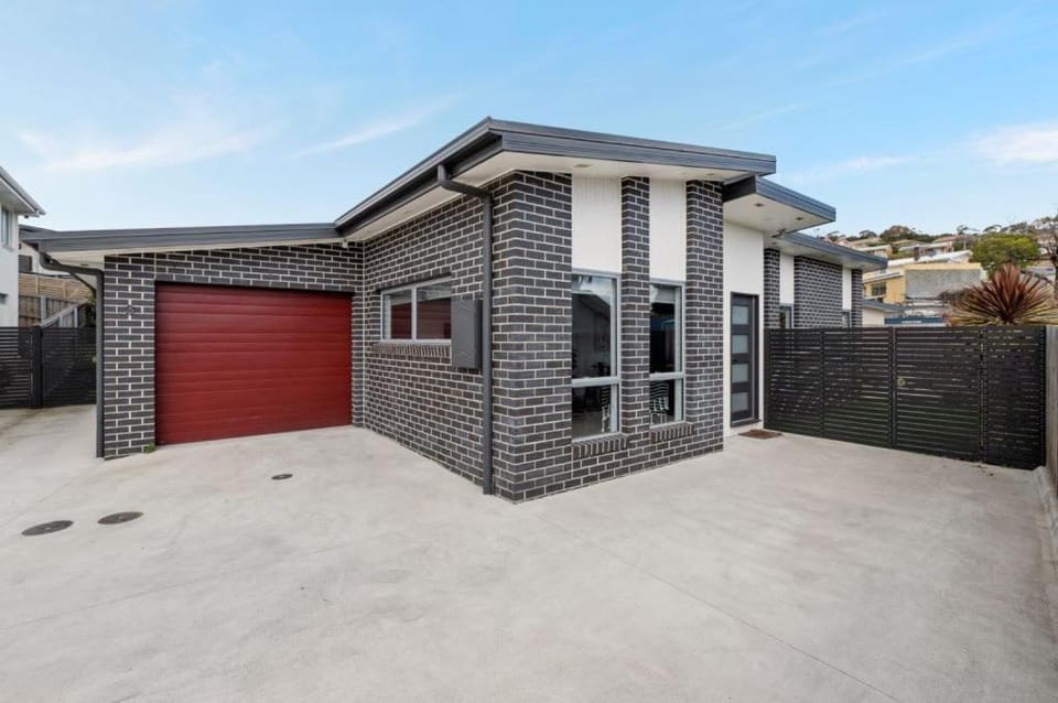 Modern Villa close to shops-10mins to City House in Bellerive