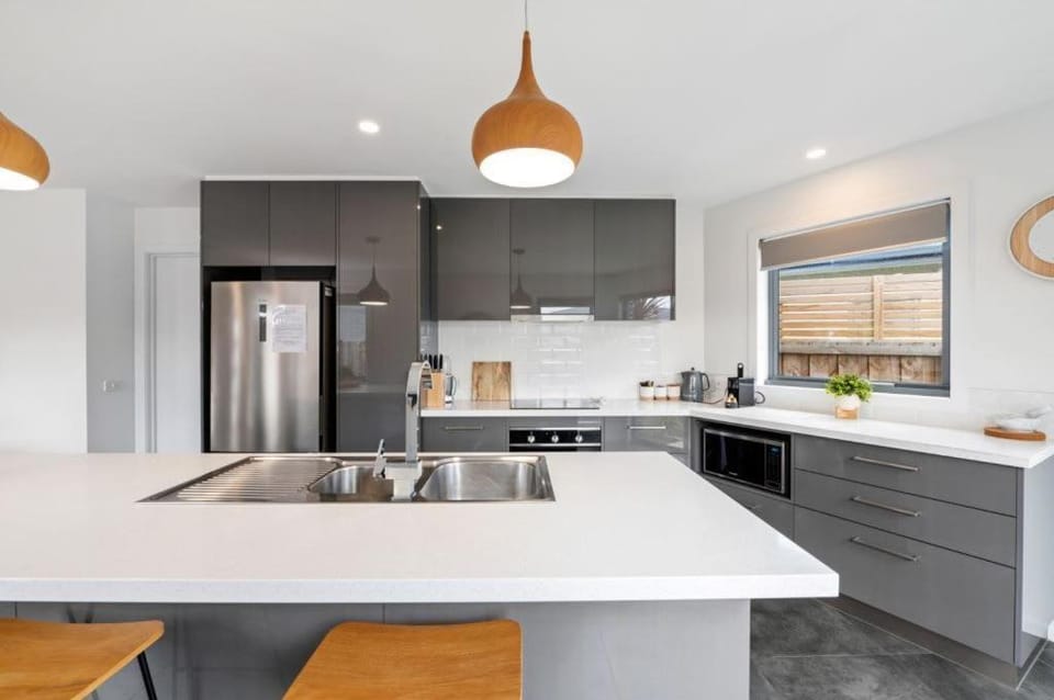 Modern Villa close to shops-10mins to City House in Bellerive