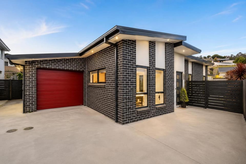 Modern Villa close to shops-10mins to City House in Bellerive