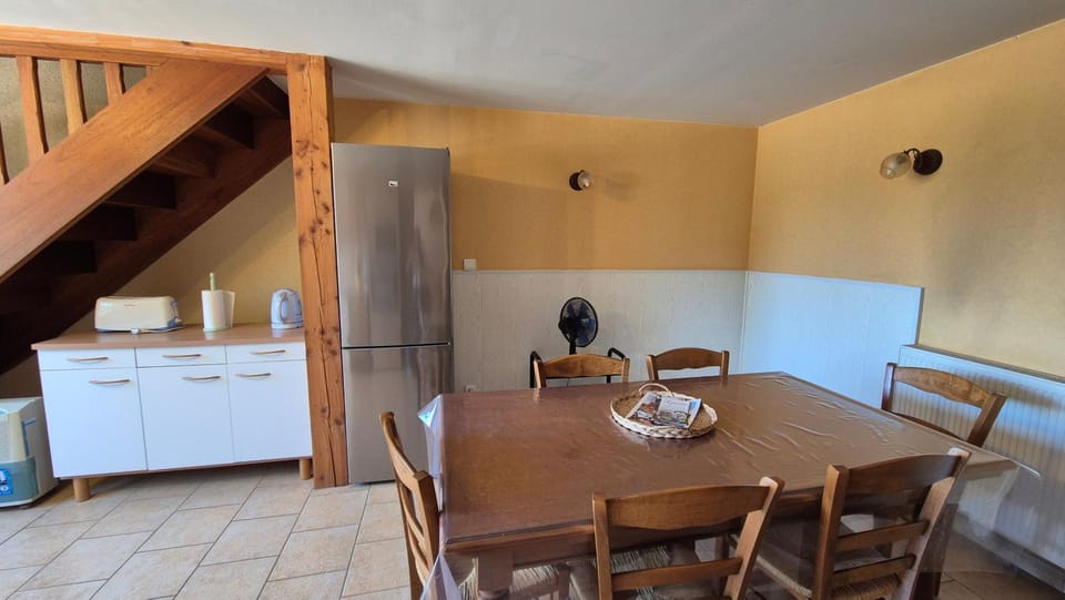 Kitchen or kitchenette, Seating area, Dining area